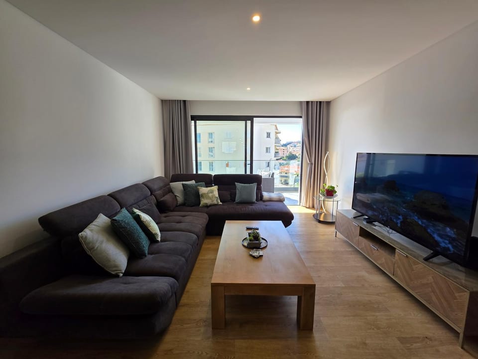 TV and multimedia, Living room, Seating area, Evening entertainment