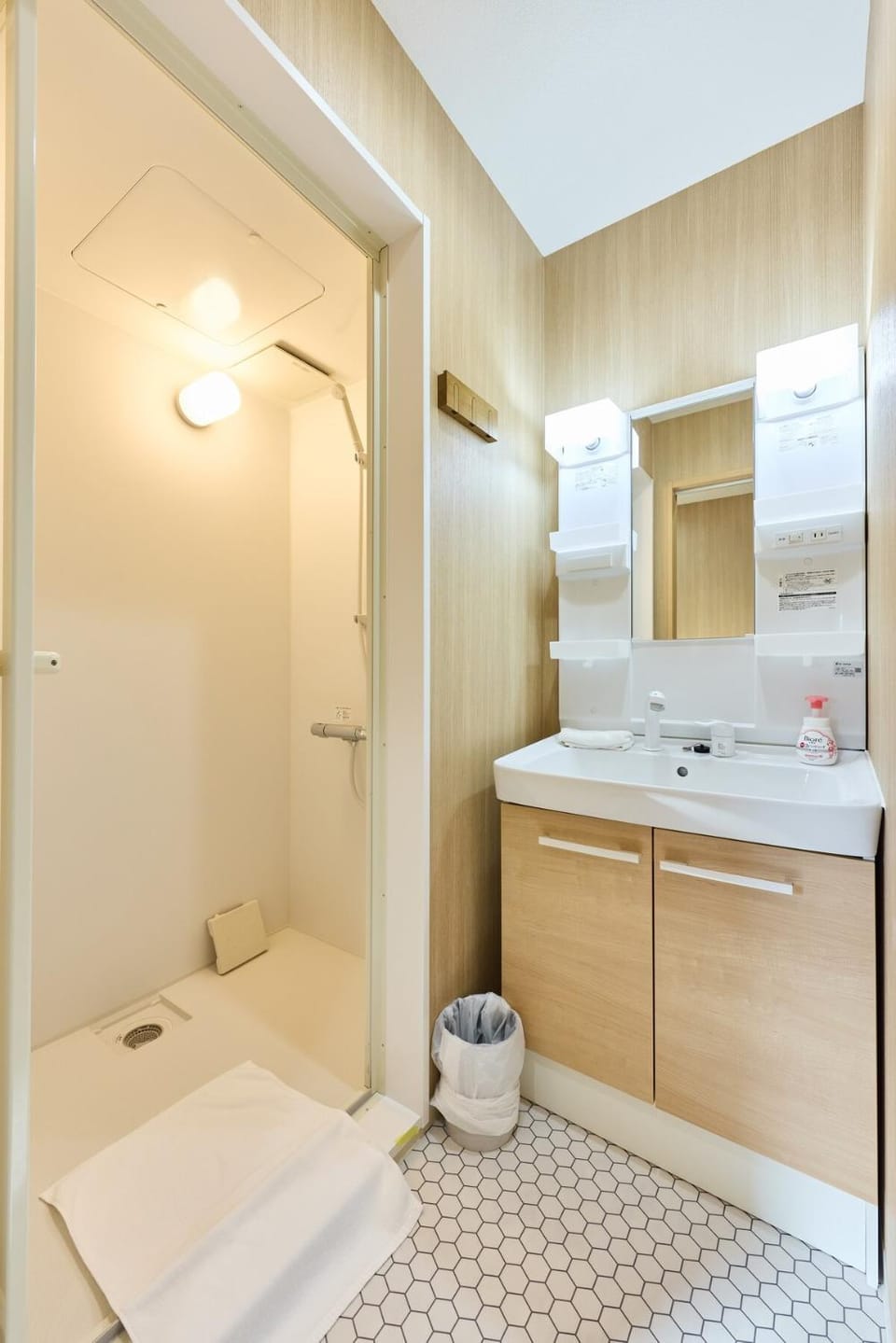 艾屋吉屋 4 minutes to Daisho Station, 3 stops to Shinsaibashi, brand new private house, 3 toilets, 2 bathrooms, suitable for large family travel Villa in Osaka