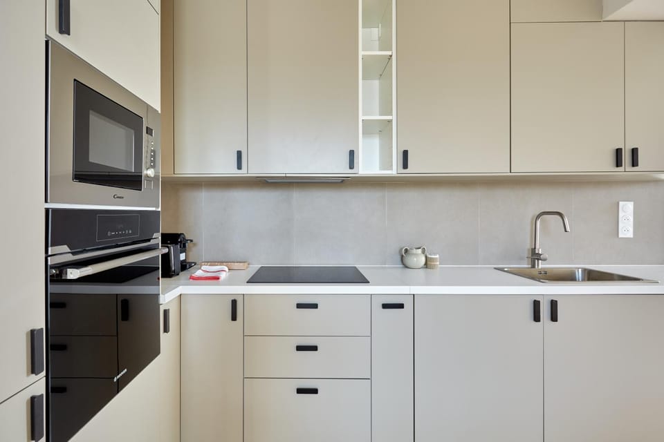 Coffee/tea facilities, microwave, oven, stove, toaster, kitchen