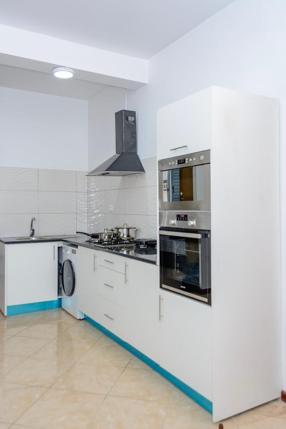 Kitchen or kitchenette, stove, washing machine