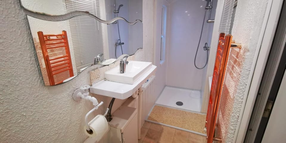 Shower, Toilet, Bathroom, towels