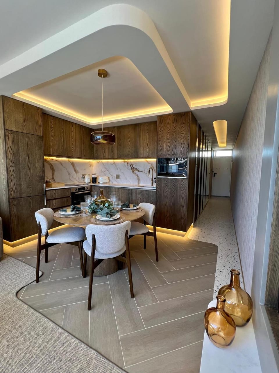 Kitchen or kitchenette, Dining area