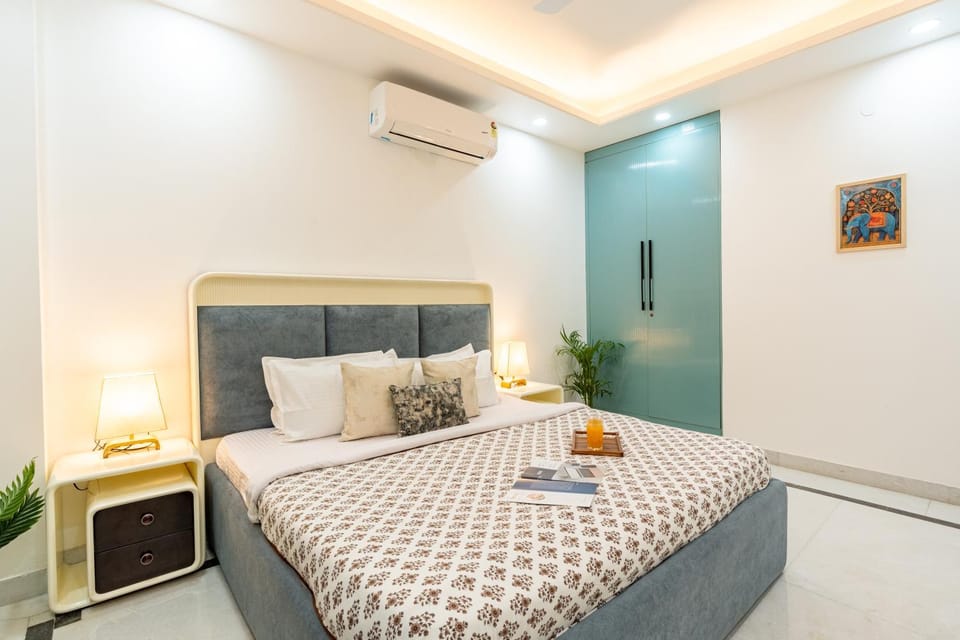 Photo of the whole room, Bedroom