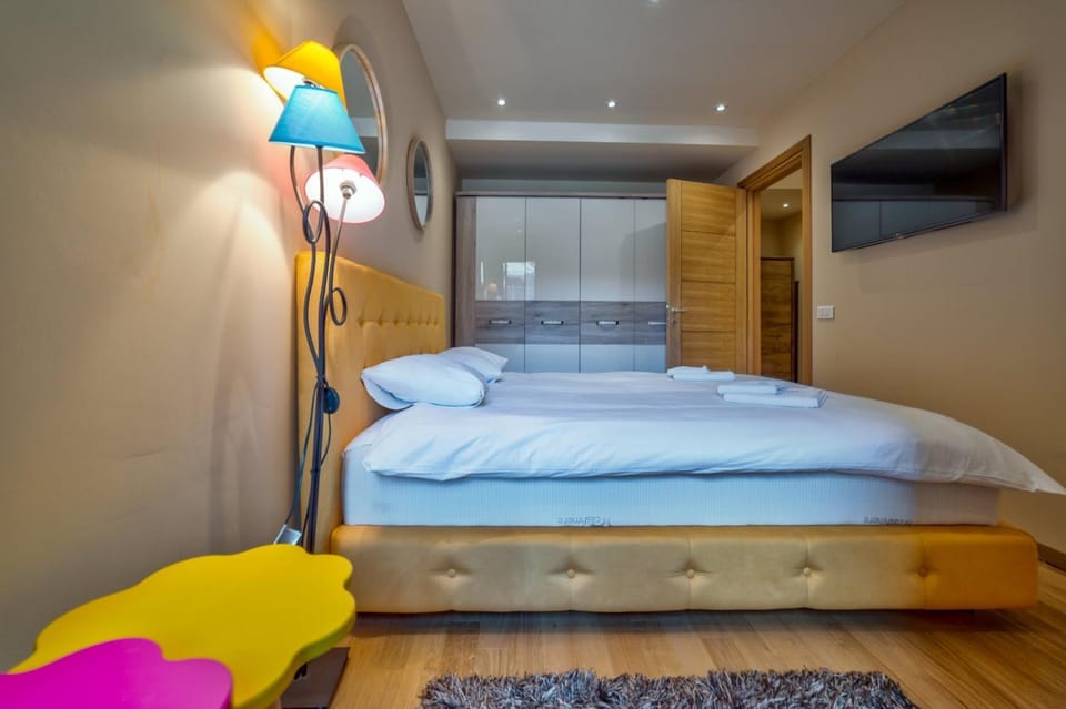 Bed, TV and multimedia, Photo of the whole room, Bedroom, wardrobe