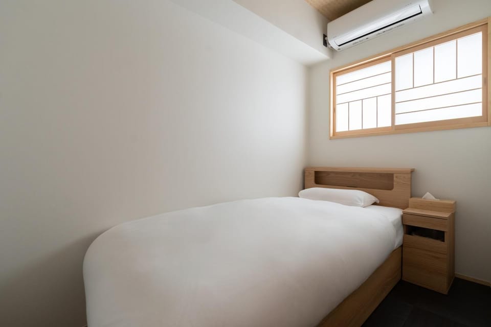 鶴Inn 難波 関空直通 小庭園 吹き抜け 2バス 2トイレ 最大6名 鳴石居 House in Osaka