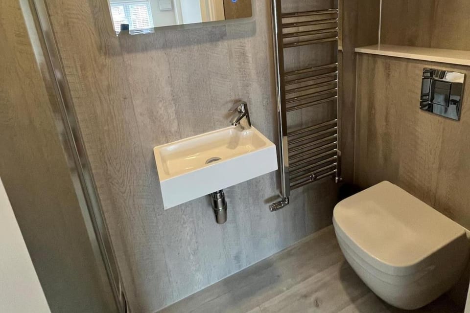 River Studio Sleeps 2 with Parking & Dog Friendly Apartment in Fareham District