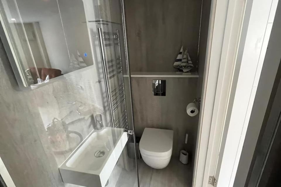 River Studio Sleeps 2 with Parking & Dog Friendly Apartment in Fareham District