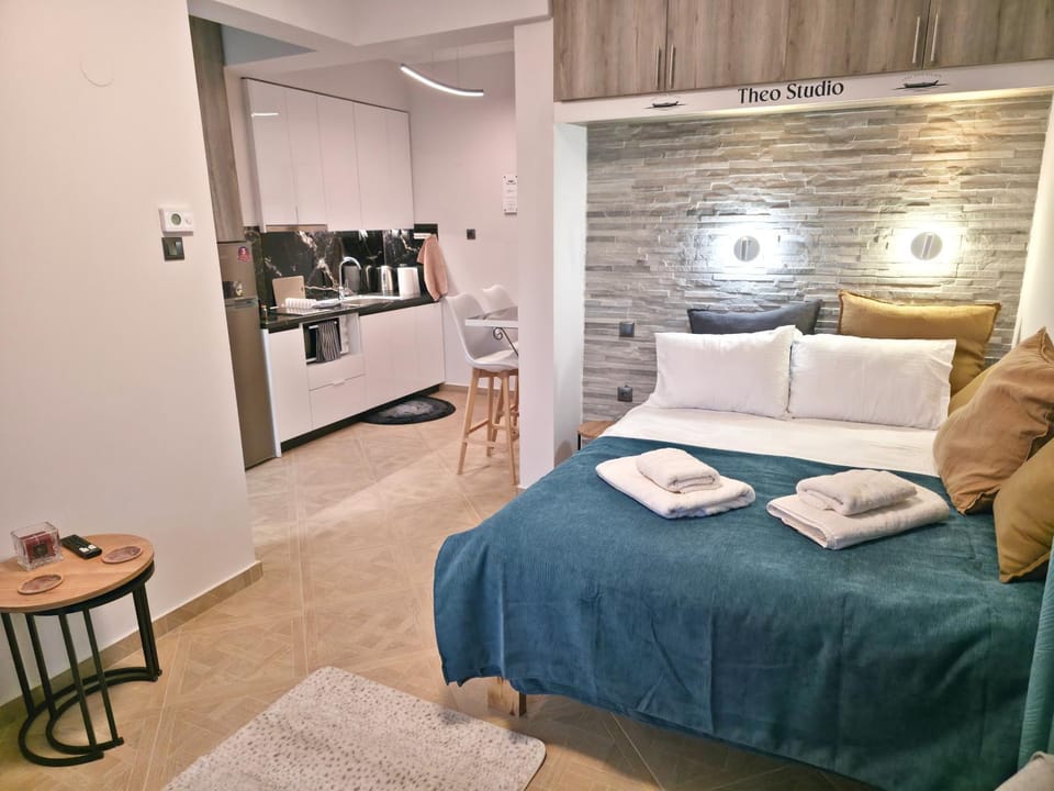 Bed, Kitchen or kitchenette, Living room, Photo of the whole room, Seating area, Bedroom, towels