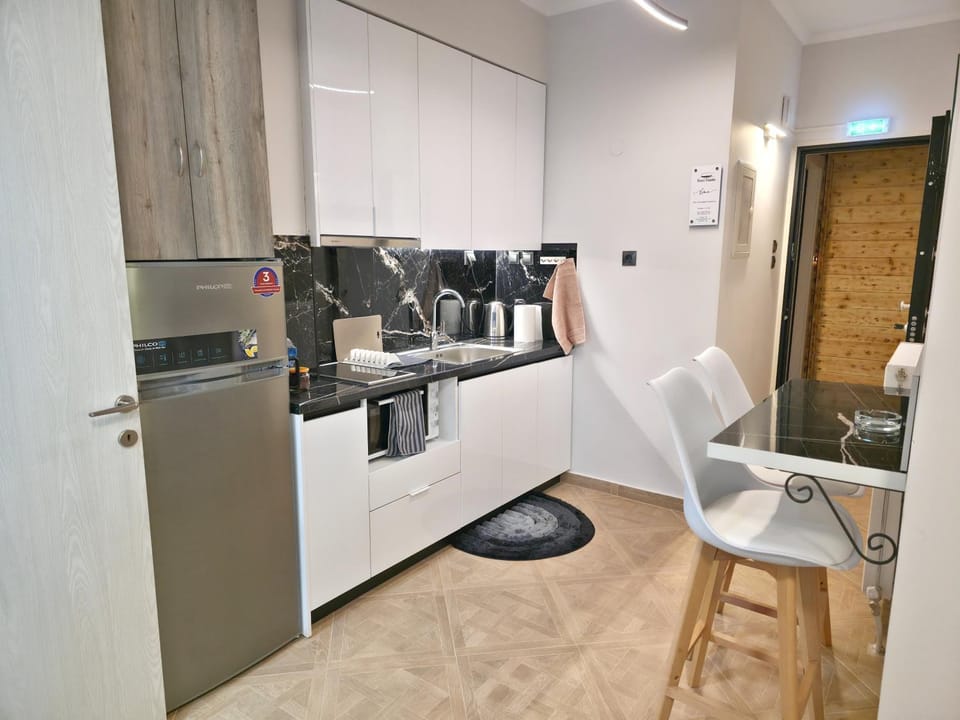 Coffee/tea facilities, Kitchen or kitchenette, Dining area, oven, stove, toaster