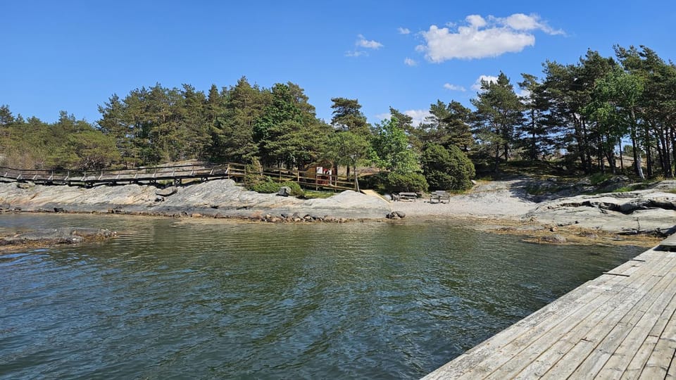 Cottage near the beach with guesthouse SE09165 House in Västra Götaland County
