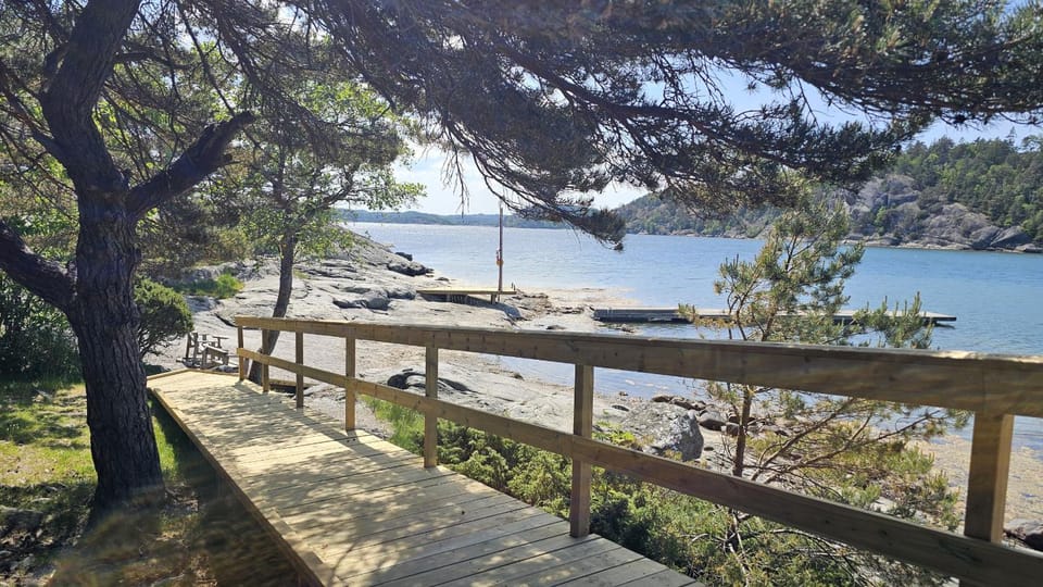 Cottage near the beach with guesthouse SE09165 House in Västra Götaland County