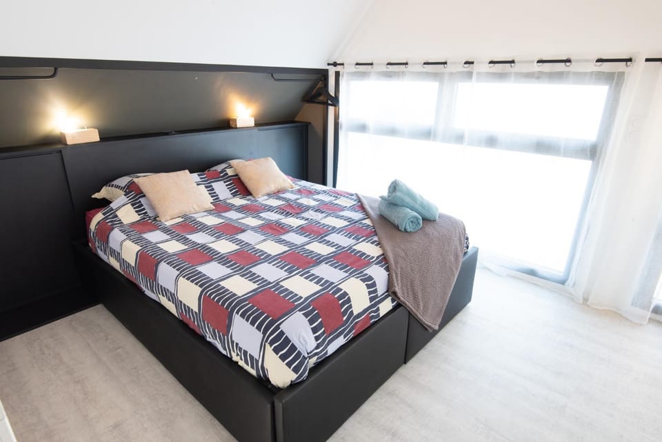 Bed, Photo of the whole room, Bedroom, towels