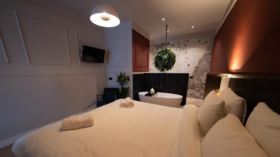 Bed, Bathroom, Photo of the whole room, Bedroom