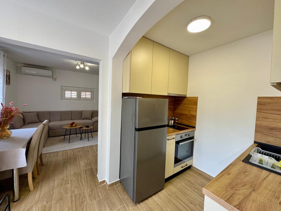 Kitchen or kitchenette, Dining area, oven, stove