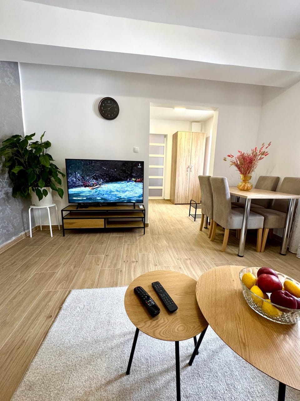 TV and multimedia, Living room, Photo of the whole room, Seating area, Dining area