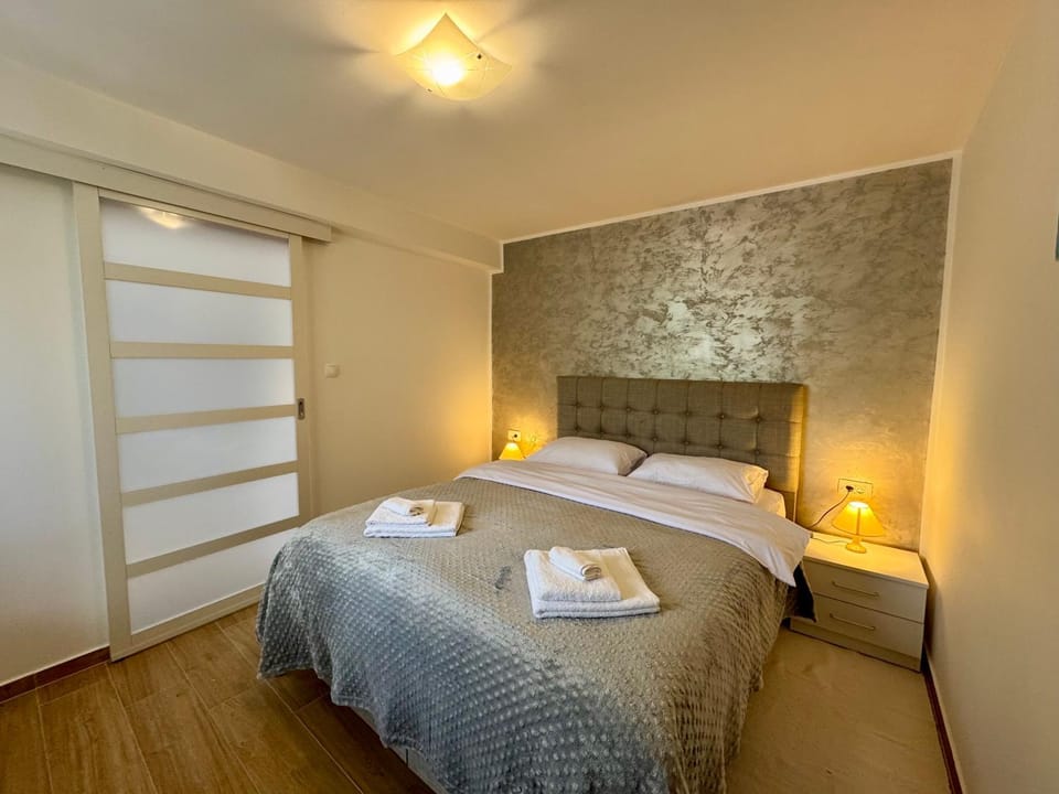 Bed, Bedroom, towels