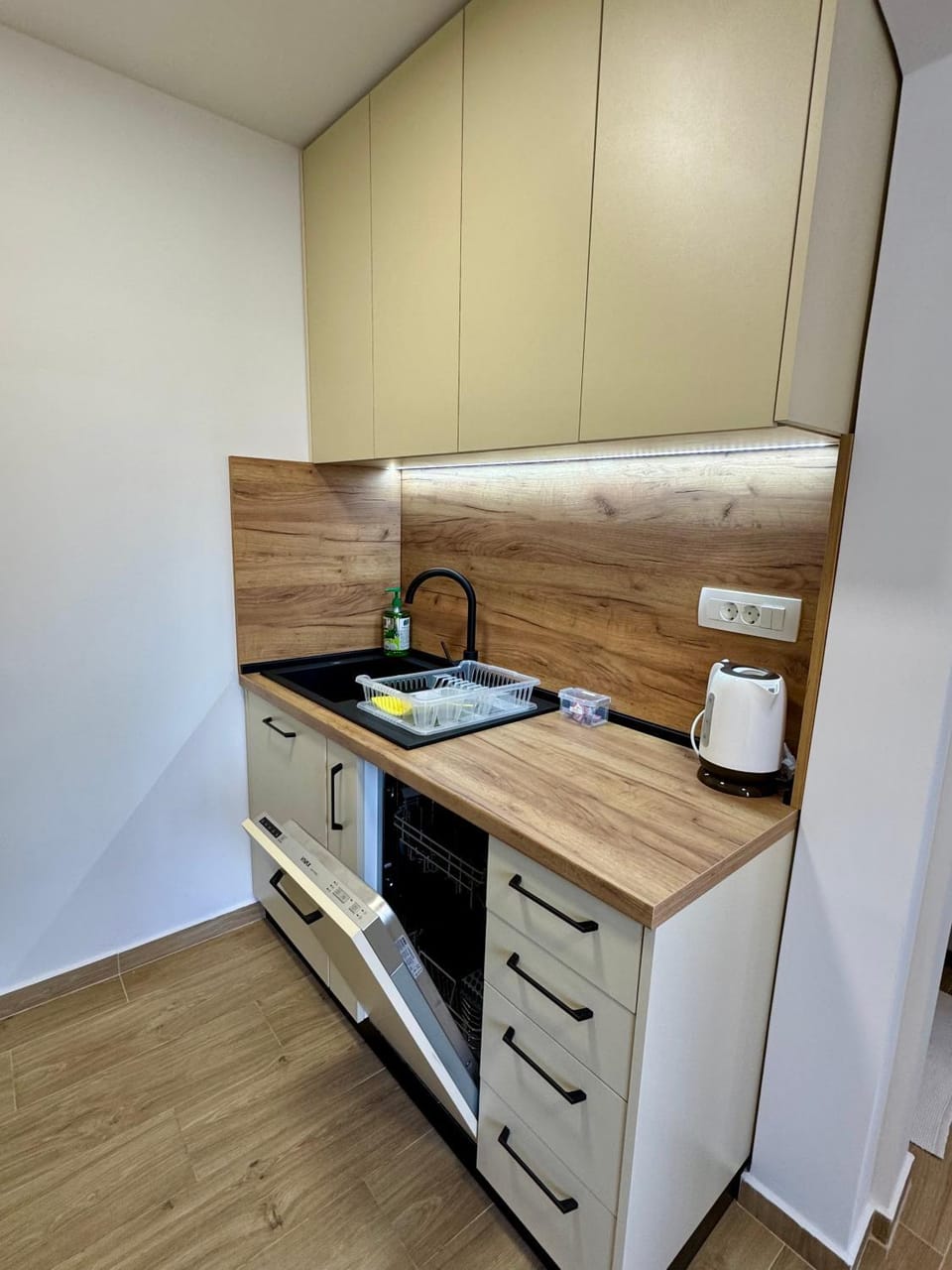 Coffee/tea facilities, Kitchen or kitchenette, dishwasher, oven, stove