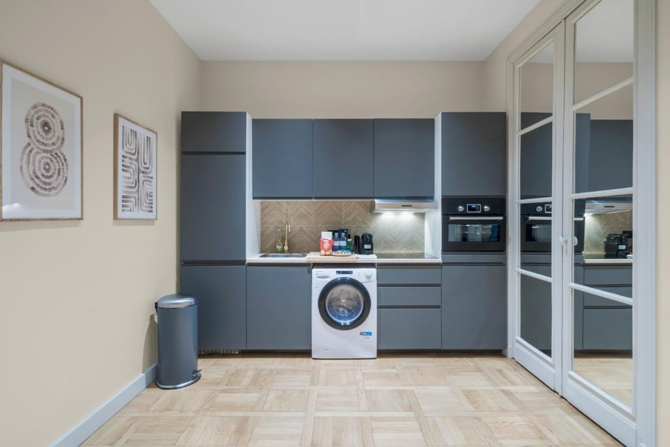 Coffee/tea facilities, oven, stove, toaster, washing machine, kitchen
