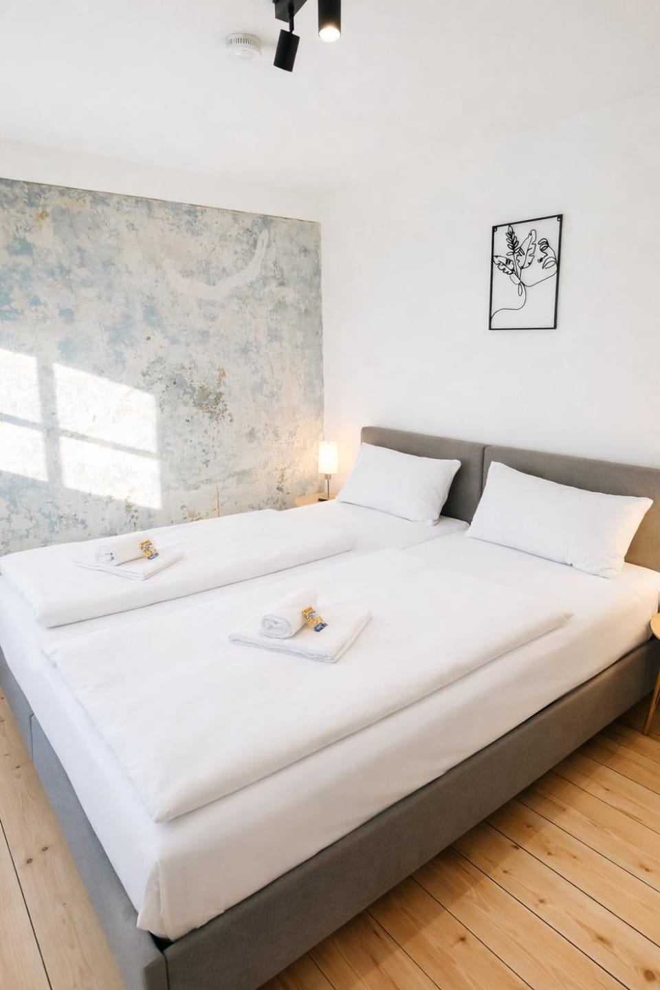 Bed, Photo of the whole room, Bedroom, towels