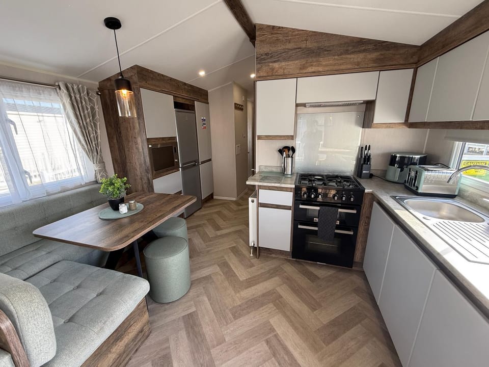 Skegness Fields 107 - Hot tub caravan, pet friendly, wifi - Meadow Lakes Caravan and Lodge Hire Apartment in Skegness