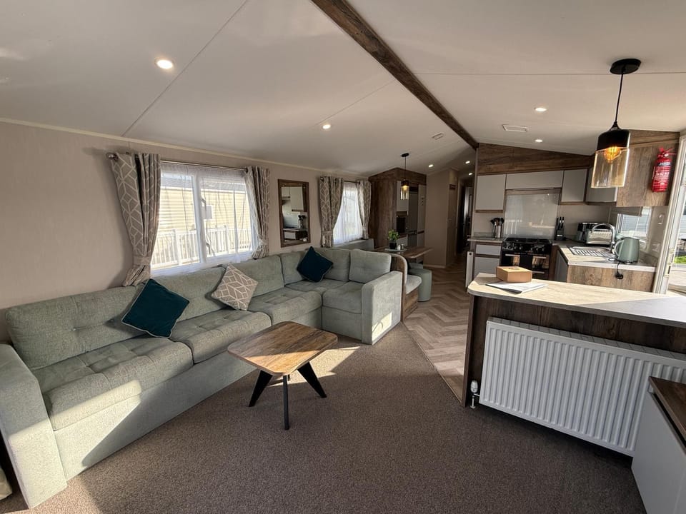 Skegness Fields 107 - Hot tub caravan, pet friendly, wifi - Meadow Lakes Caravan and Lodge Hire Apartment in Skegness