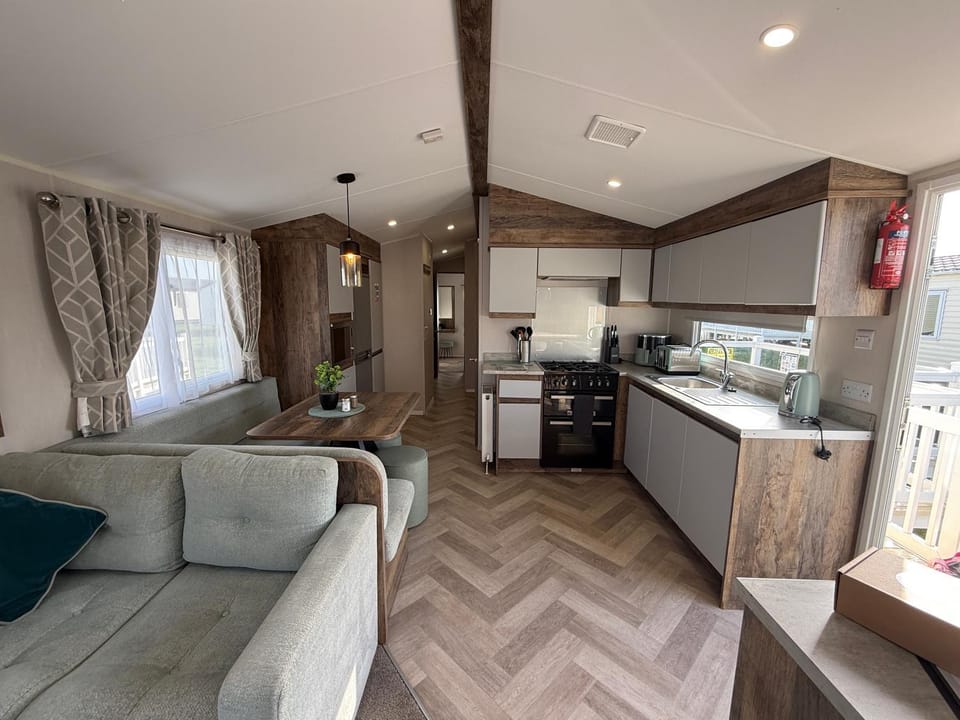 Skegness Fields 107 - Hot tub caravan, pet friendly, wifi - Meadow Lakes Caravan and Lodge Hire Apartment in Skegness
