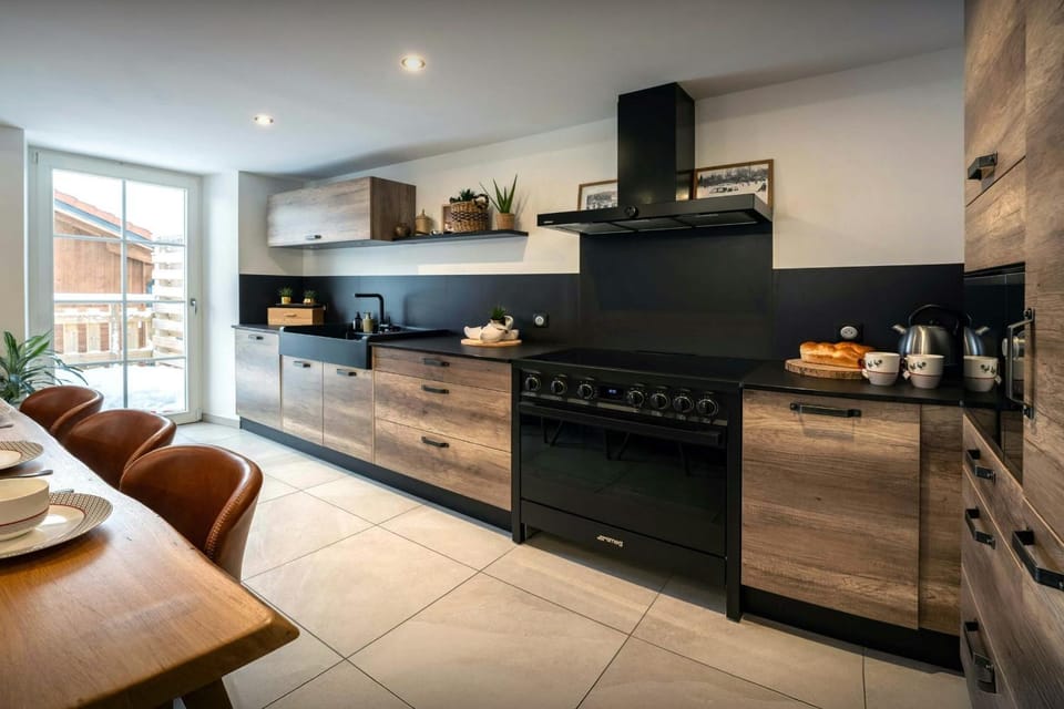 Kitchen or kitchenette, Dining area