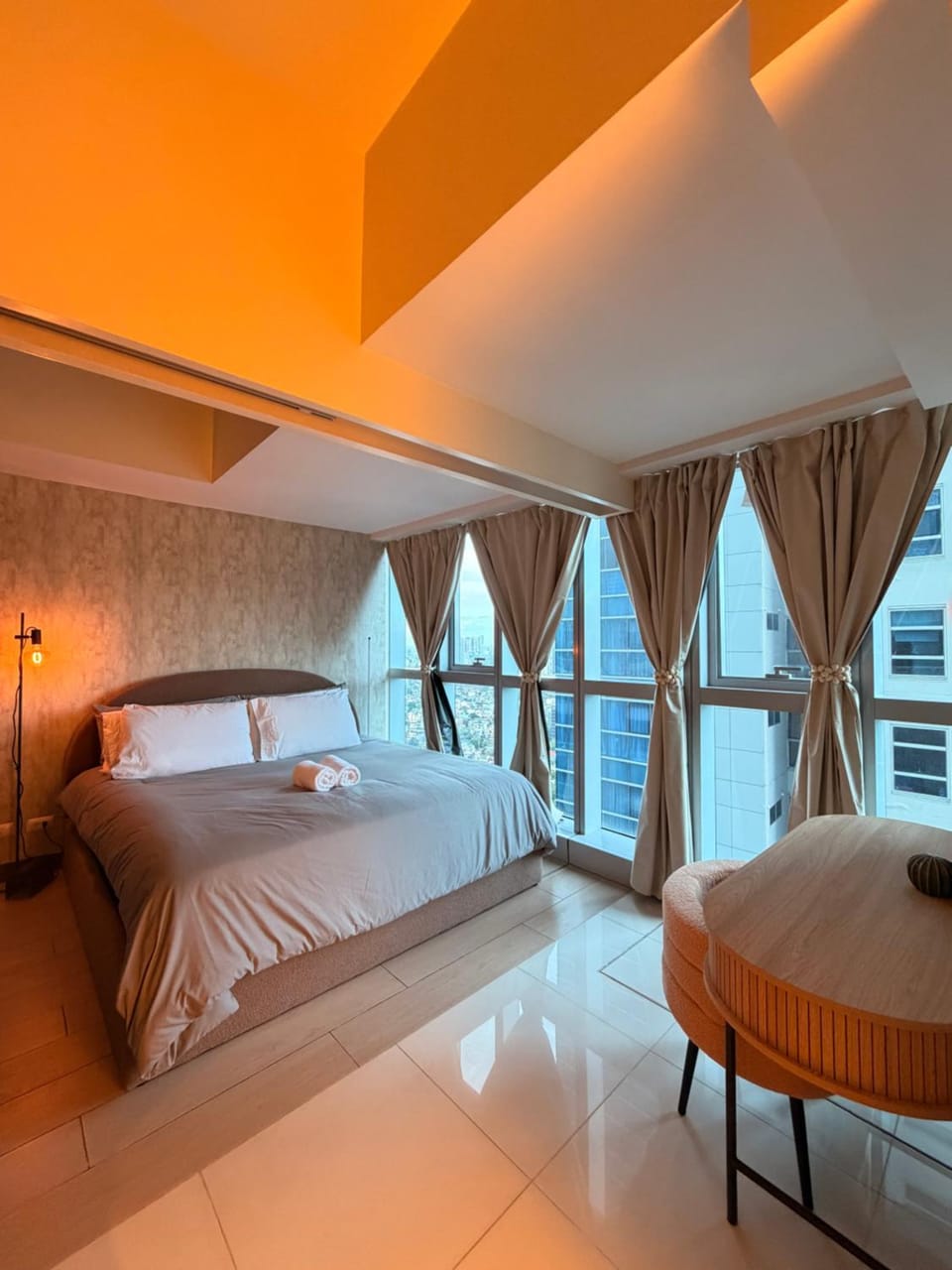 Cozy Modern- King Bed- City View Apartment in Makati