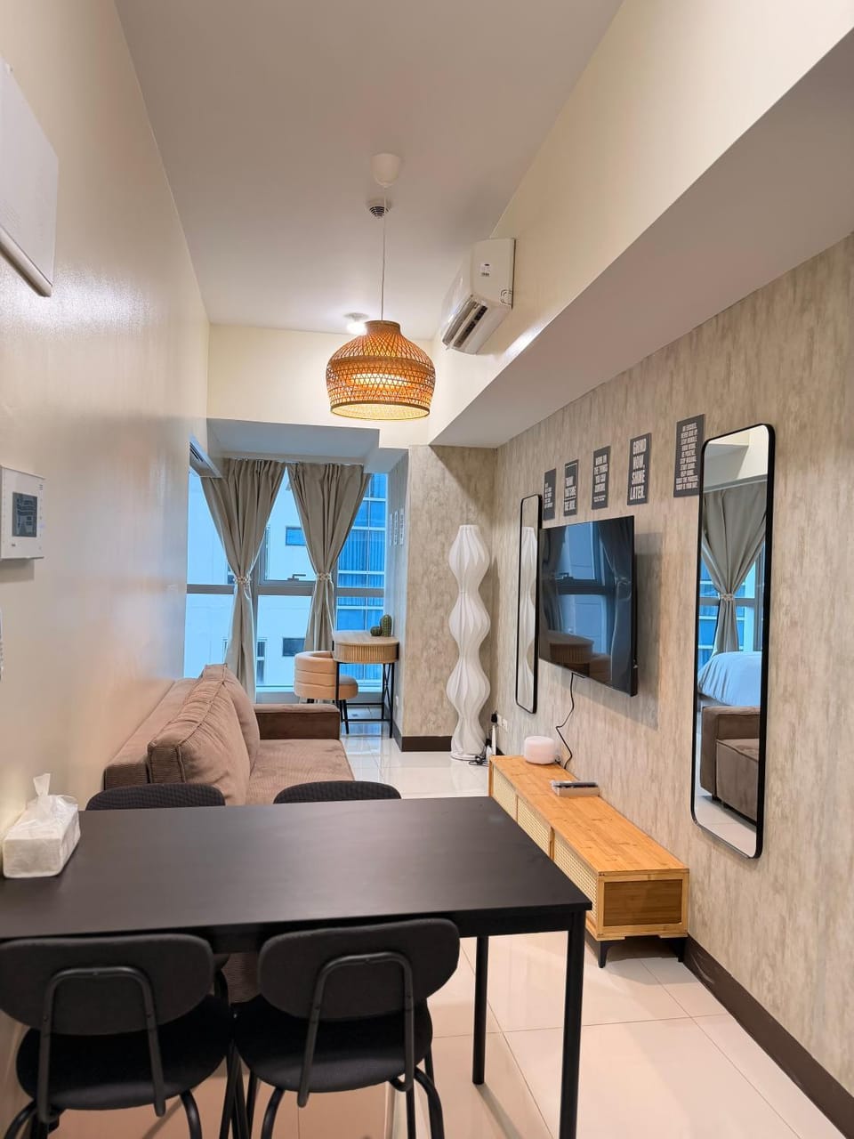 Cozy Modern- King Bed- City View Apartment in Makati