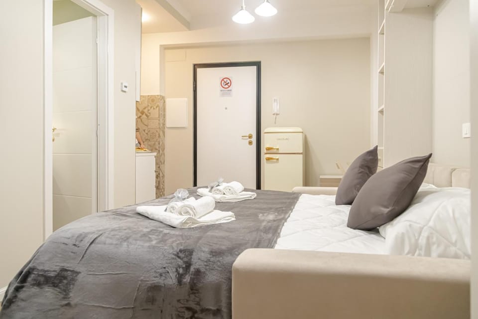 Bed, Living room, Bedroom, towels, wardrobe