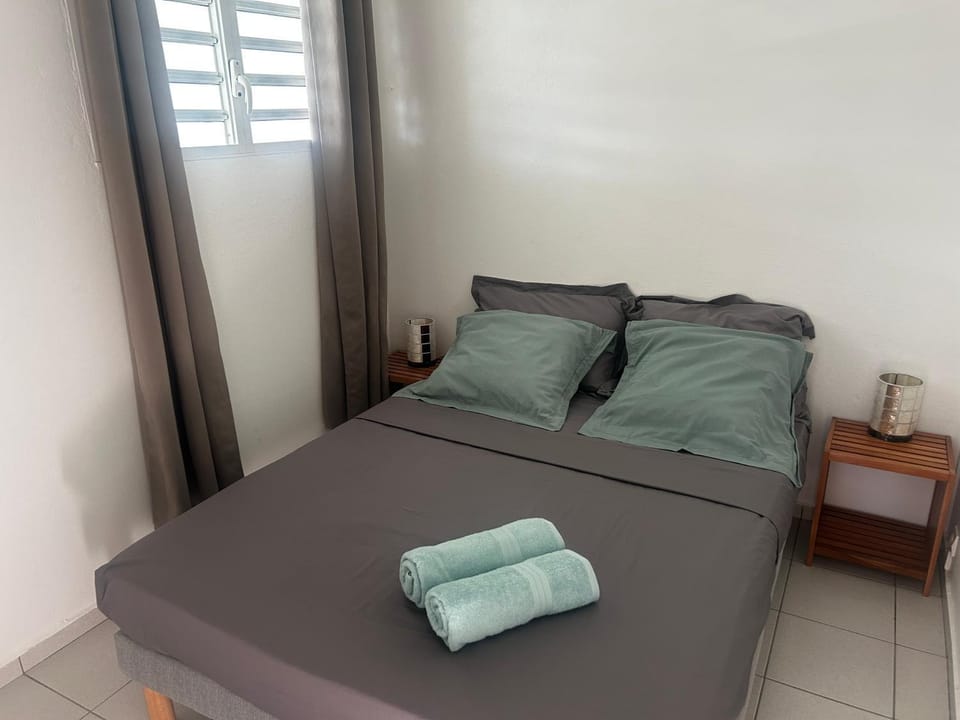 Bed, Photo of the whole room, Bedroom, towels