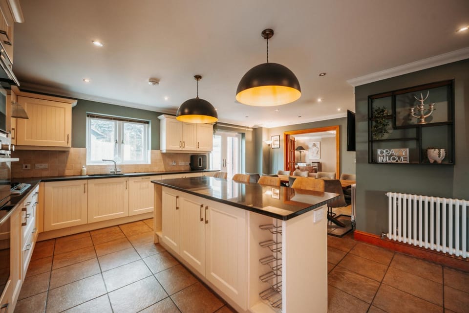 Coffee/tea facilities, Kitchen or kitchenette, dishwasher, stove