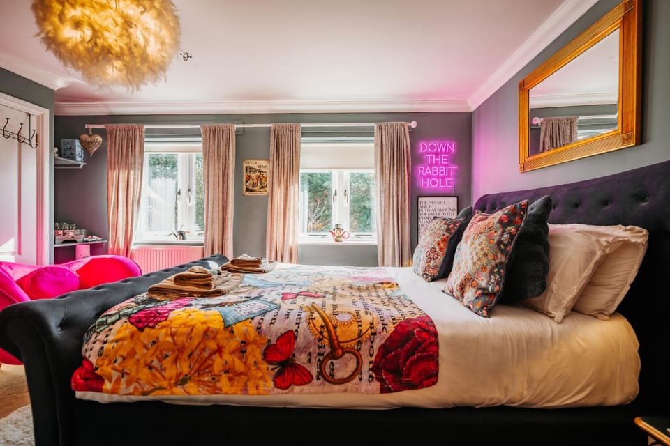 Bed, Photo of the whole room, Seating area, Bedroom