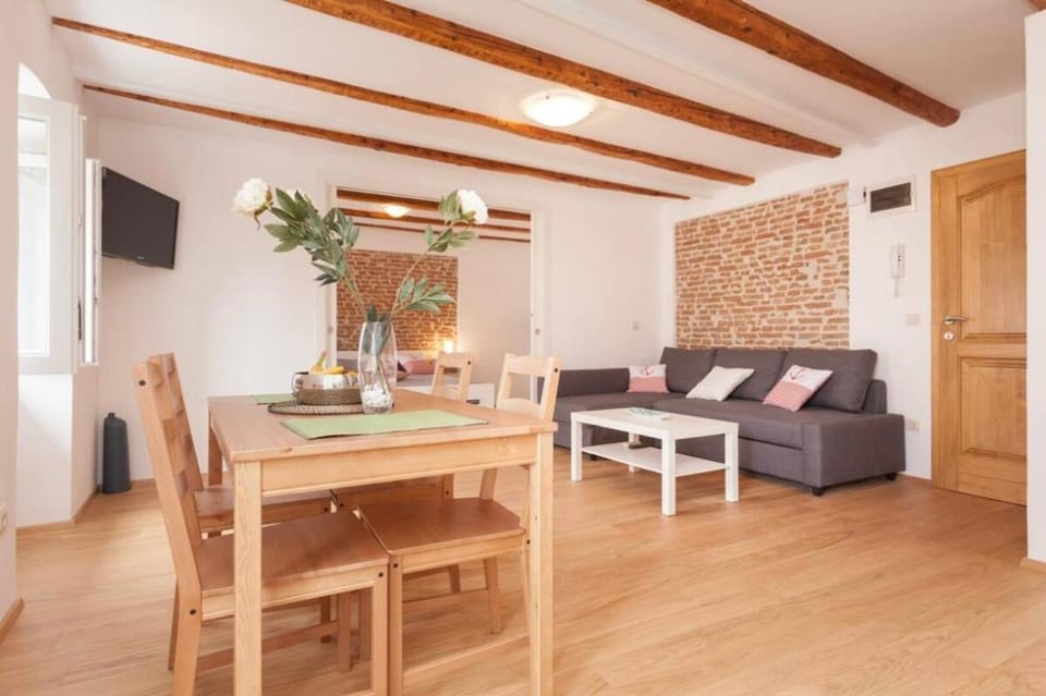 TV and multimedia, Seating area, Dining area
