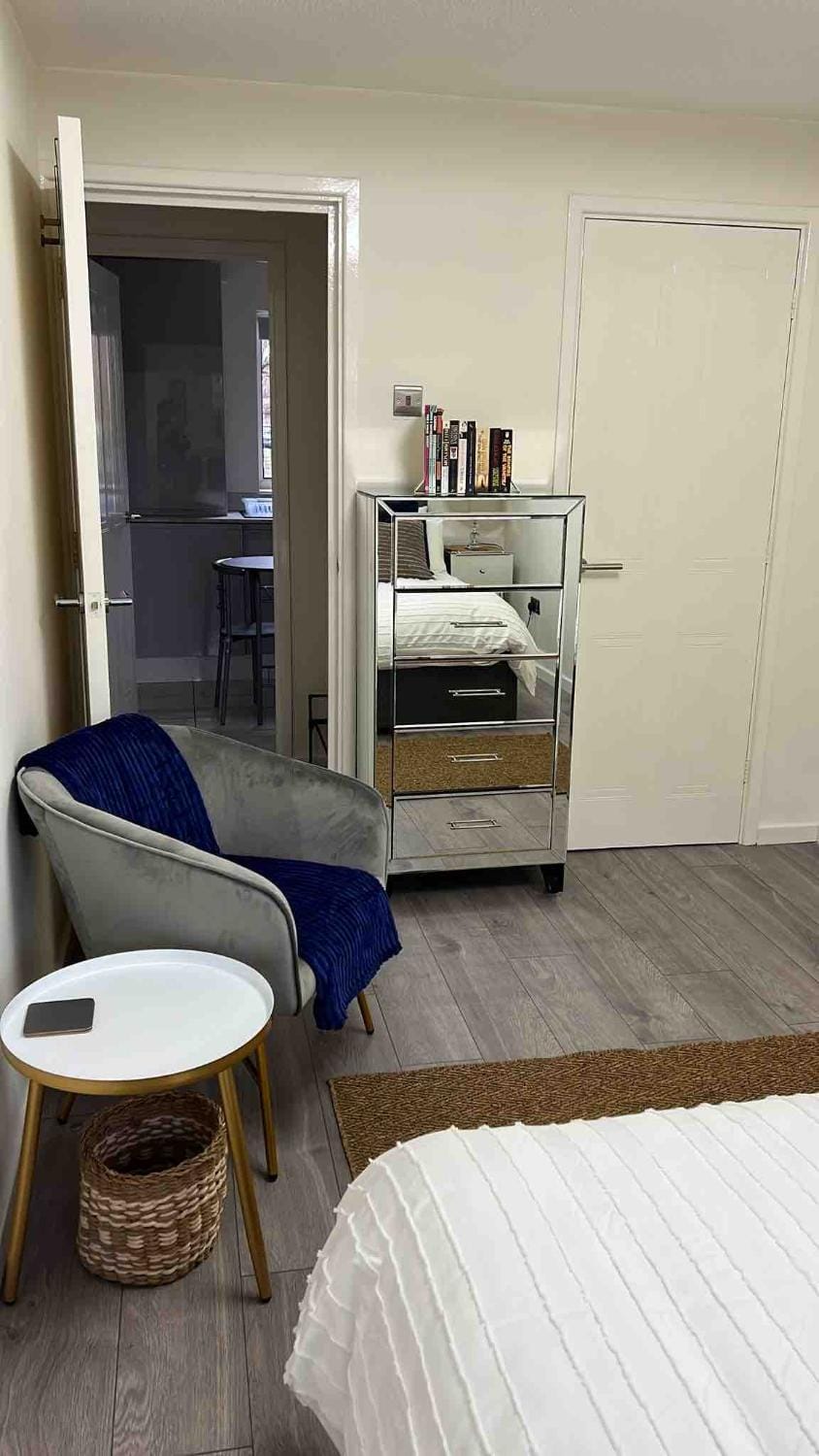 Bed, Seating area, Bedroom