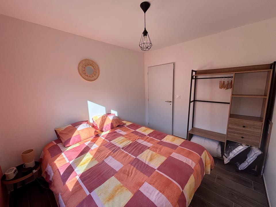 Photo of the whole room, Bedroom