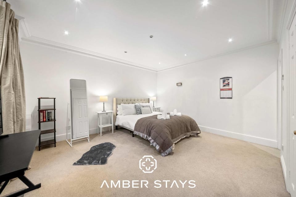 Modern 2 Bed Apartment in Notting Hill-Hyde Park by Amber Stays Perfect for Small Groups and Business Stays Sleep 4! Apartment in City of Westminster