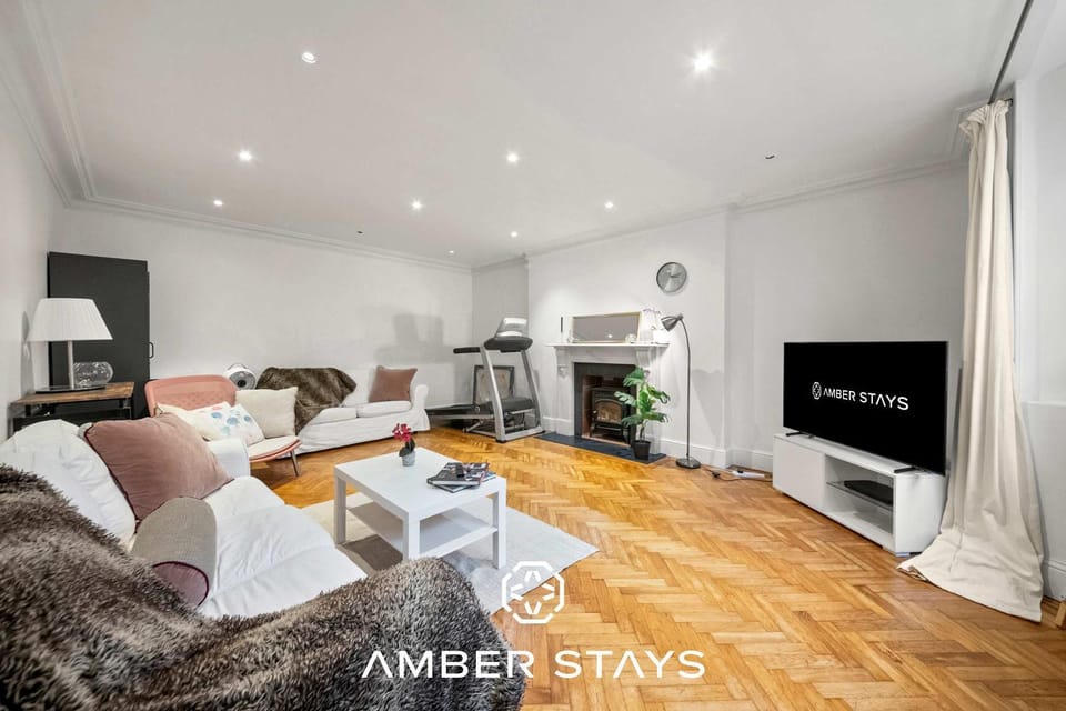 Modern 2 Bed Apartment in Notting Hill-Hyde Park by Amber Stays Perfect for Small Groups and Business Stays Sleep 4! Apartment in City of Westminster