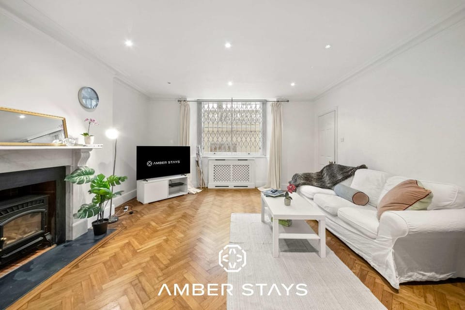 Modern 2 Bed Apartment in Notting Hill-Hyde Park by Amber Stays Perfect for Small Groups and Business Stays Sleep 4! Apartment in City of Westminster