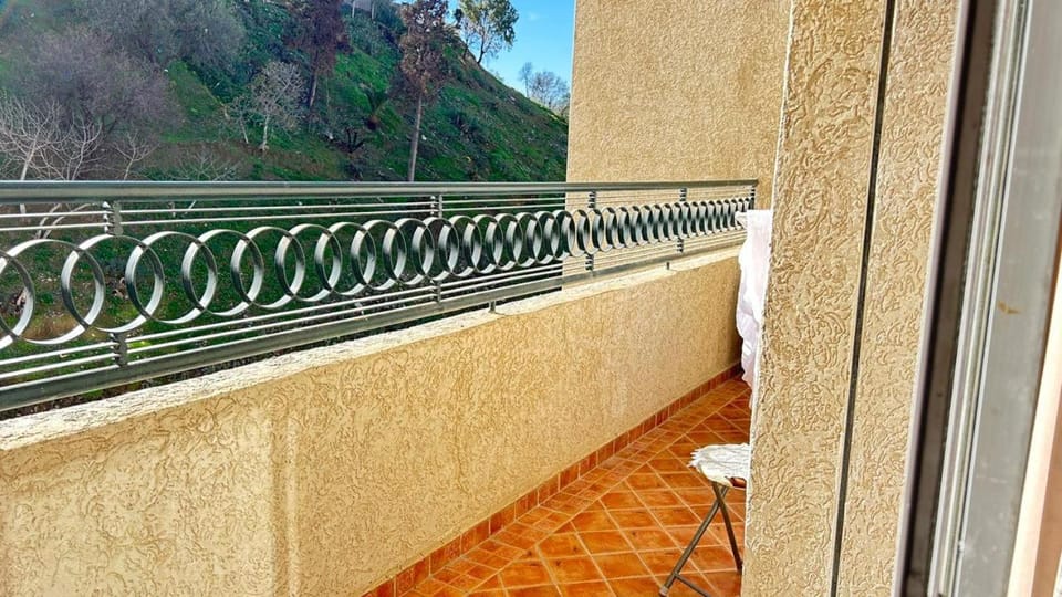 Monopolios résidence à côté de la gare une salon une chambre cuisine américain bien équipé Wi-Fi TV garage ascenseur à côté du moule c'était Center et McDonald's c'est à côté de la plage Apartment in Tangier