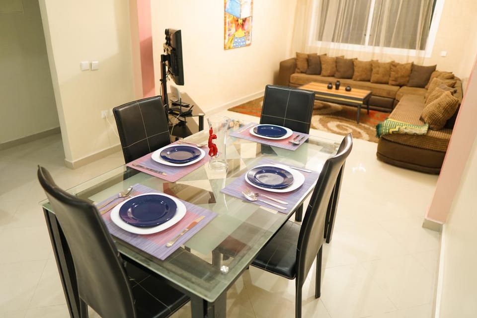 Monopolios résidence à côté de la gare une salon une chambre cuisine américain bien équipé Wi-Fi TV garage ascenseur à côté du moule c'était Center et McDonald's c'est à côté de la plage Apartment in Tangier