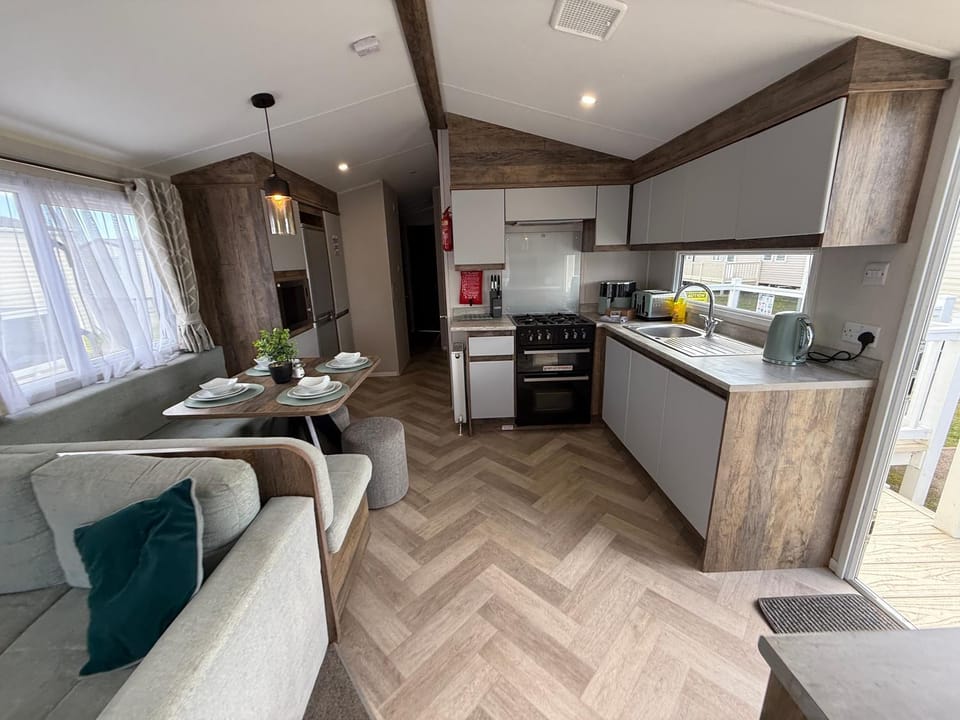 Skegness Fields 108 - Hot tub caravan - pet friendly, Wi-Fi - Meadow Lakes Caravan & Lodge Hire Apartment in Skegness