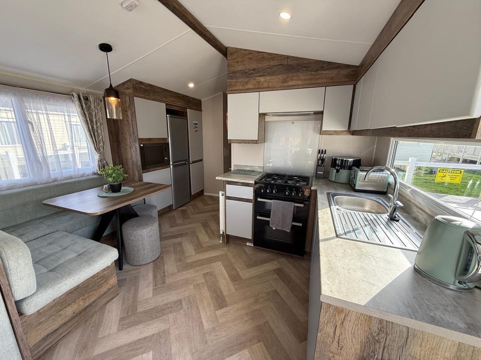 Skegness Fields 108 - Hot tub caravan - pet friendly, Wi-Fi - Meadow Lakes Caravan & Lodge Hire Apartment in Skegness