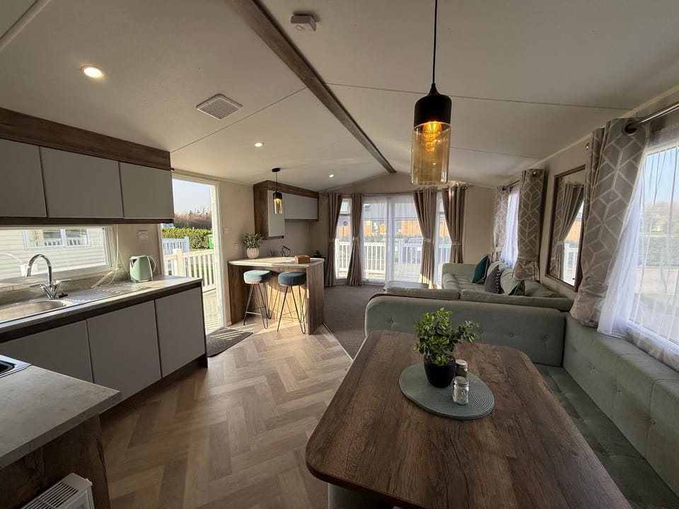 Skegness Fields 108 - Hot tub caravan - pet friendly, Wi-Fi - Meadow Lakes Caravan & Lodge Hire Apartment in Skegness