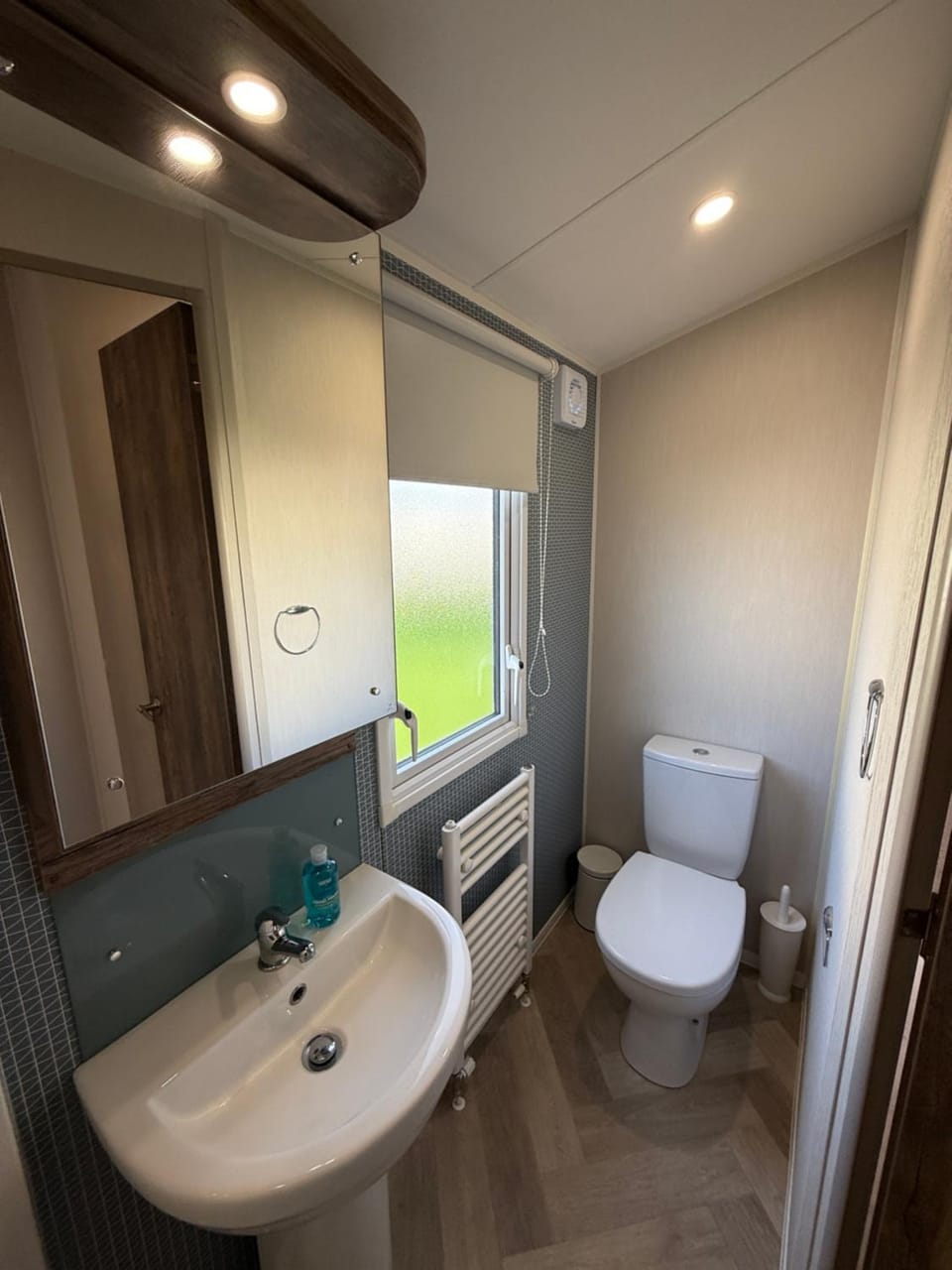 Skegness Fields 108 - Hot tub caravan - pet friendly, Wi-Fi - Meadow Lakes Caravan & Lodge Hire Apartment in Skegness
