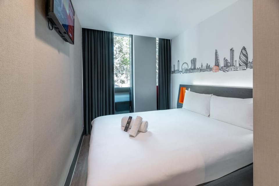 Bed, TV and multimedia, Bedroom