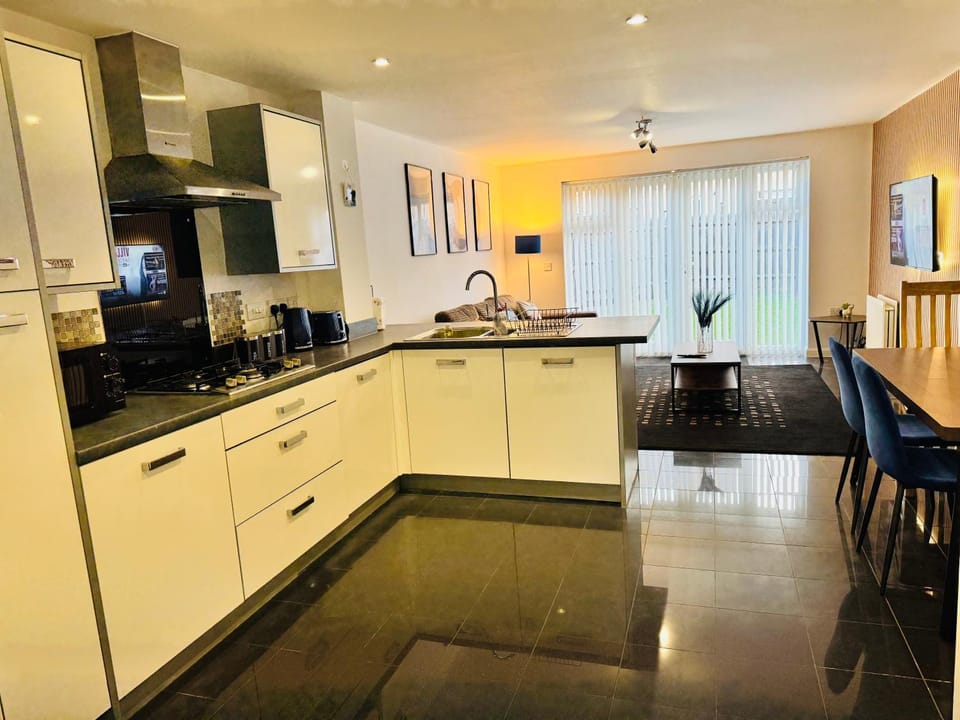 4 bedroom Sleeps 8 Longstay Discounts FreeParking Free WiFi House in Leicester