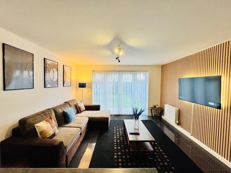 4 bedroom Sleeps 8 Longstay Discounts FreeParking Free WiFi House in Leicester