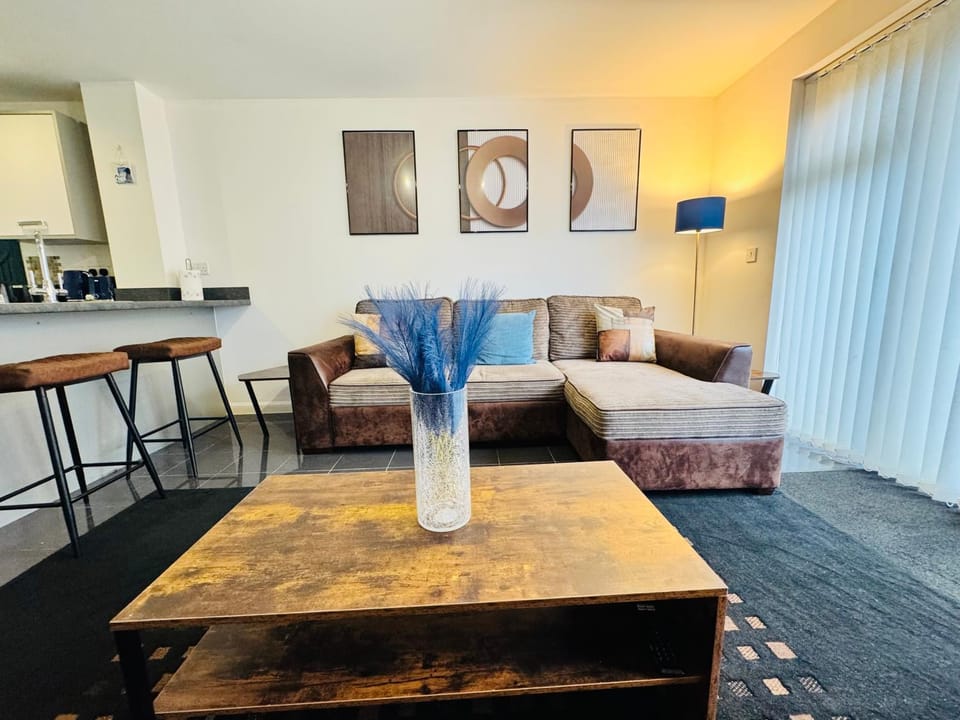 4 bedroom Sleeps 8 Longstay Discounts FreeParking Free WiFi House in Leicester