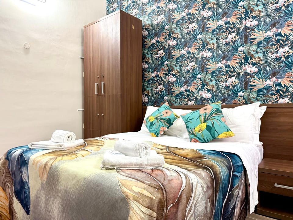 Bed, Bedroom, towels